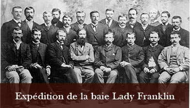 Photographie historique montrant les membres de l'expédition de la baie Lady Franklin. Vieux portrait en noir et blanc des 22 hommes qui ont effectué l'expédition de la baie Lady Franklin.