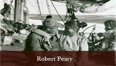 Photographie historique montrant une femme inuite et un des hommes de l'équipe de Robert Peary. On les voit assis dans un navire, souriant et s'enlaçant.